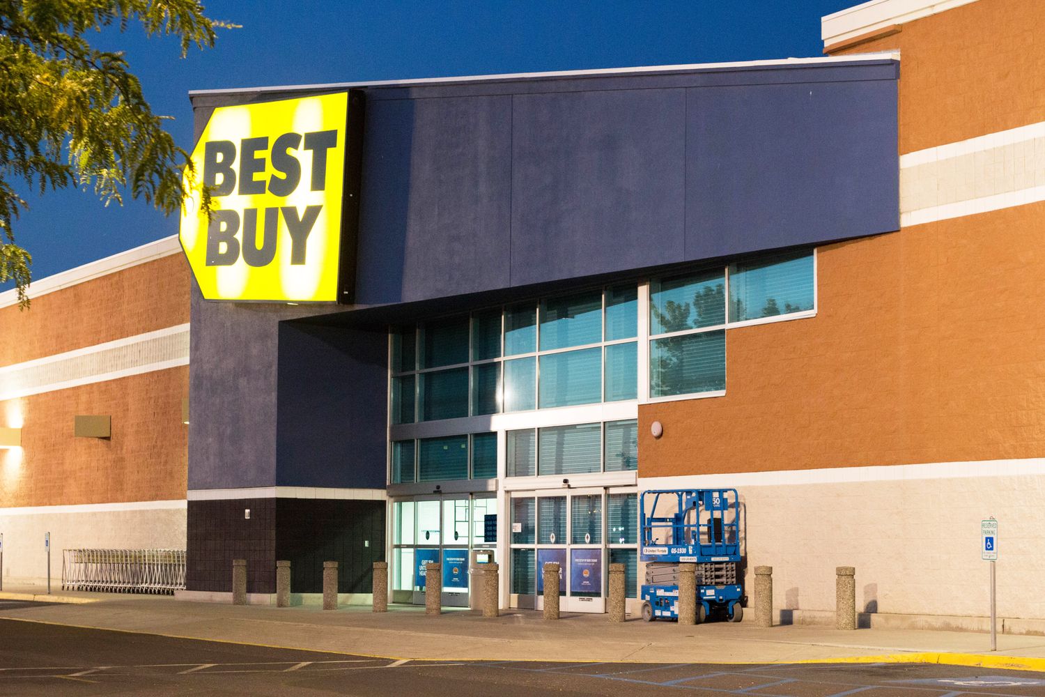 Northpointe Plaza Shopping Center: 10100 N Newport Hwy, Spokane, WA 99218